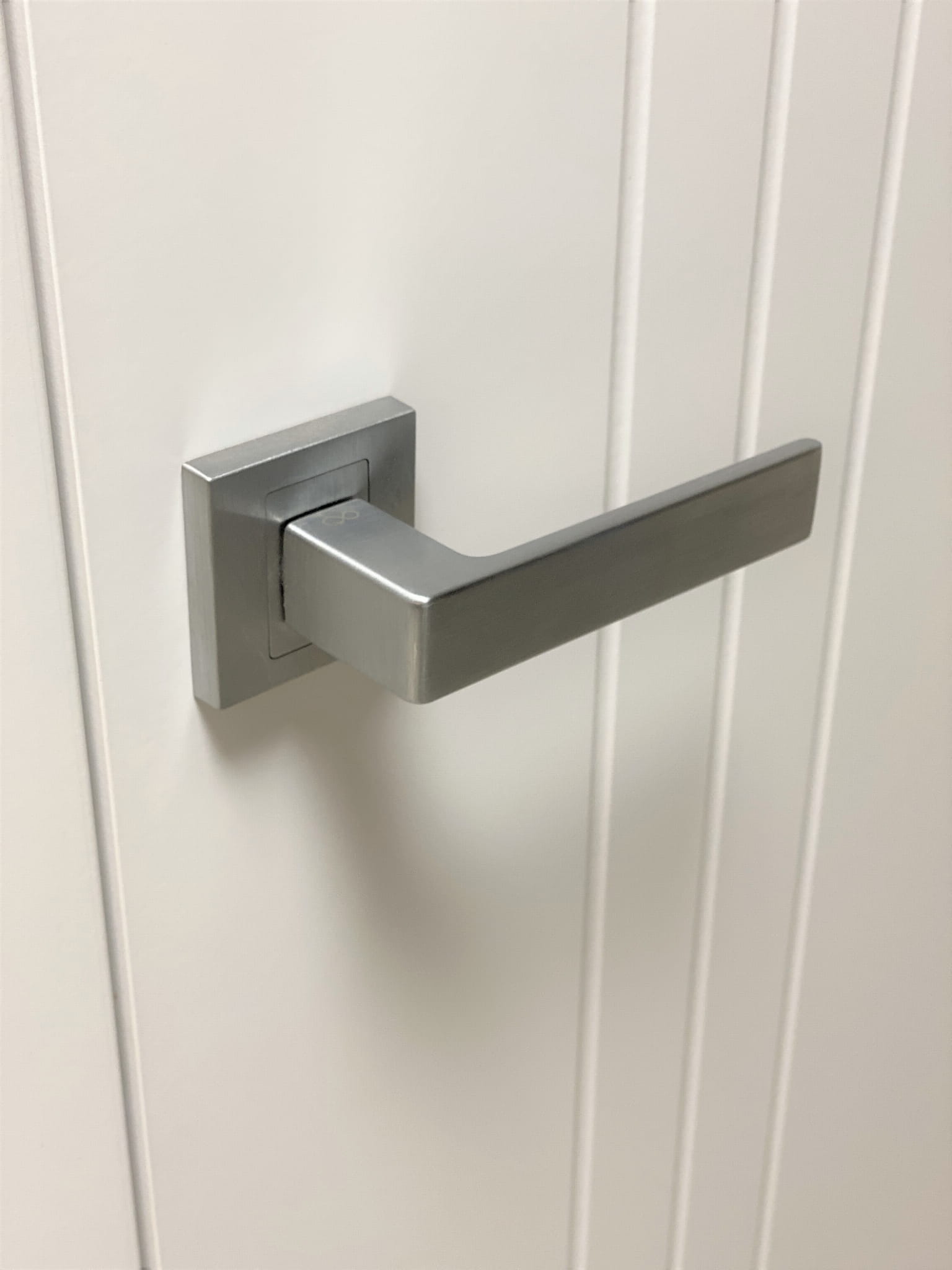 Infinity Line Apollo KAO Chrom 700 - Türgriff auf quadratischer Rosette