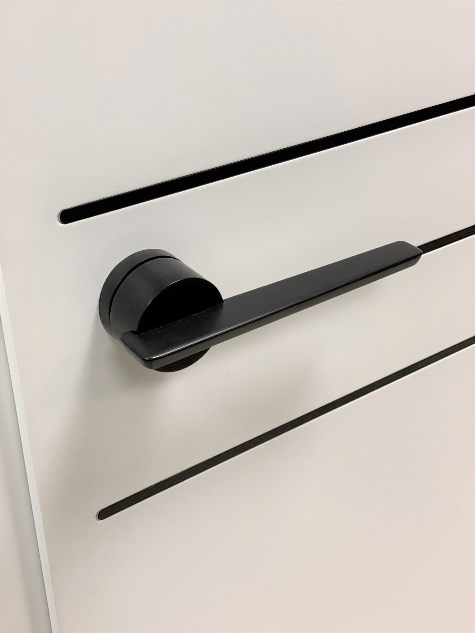 Infinity Line Gemello KGML B00 Schwarz Türgriff auf runder Rosette