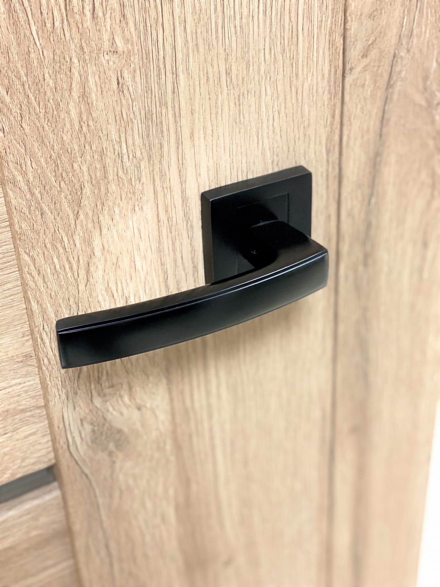 Infinity Line Hermes KHR B00 Schwarz - Türgriff auf quadratischer Rosette