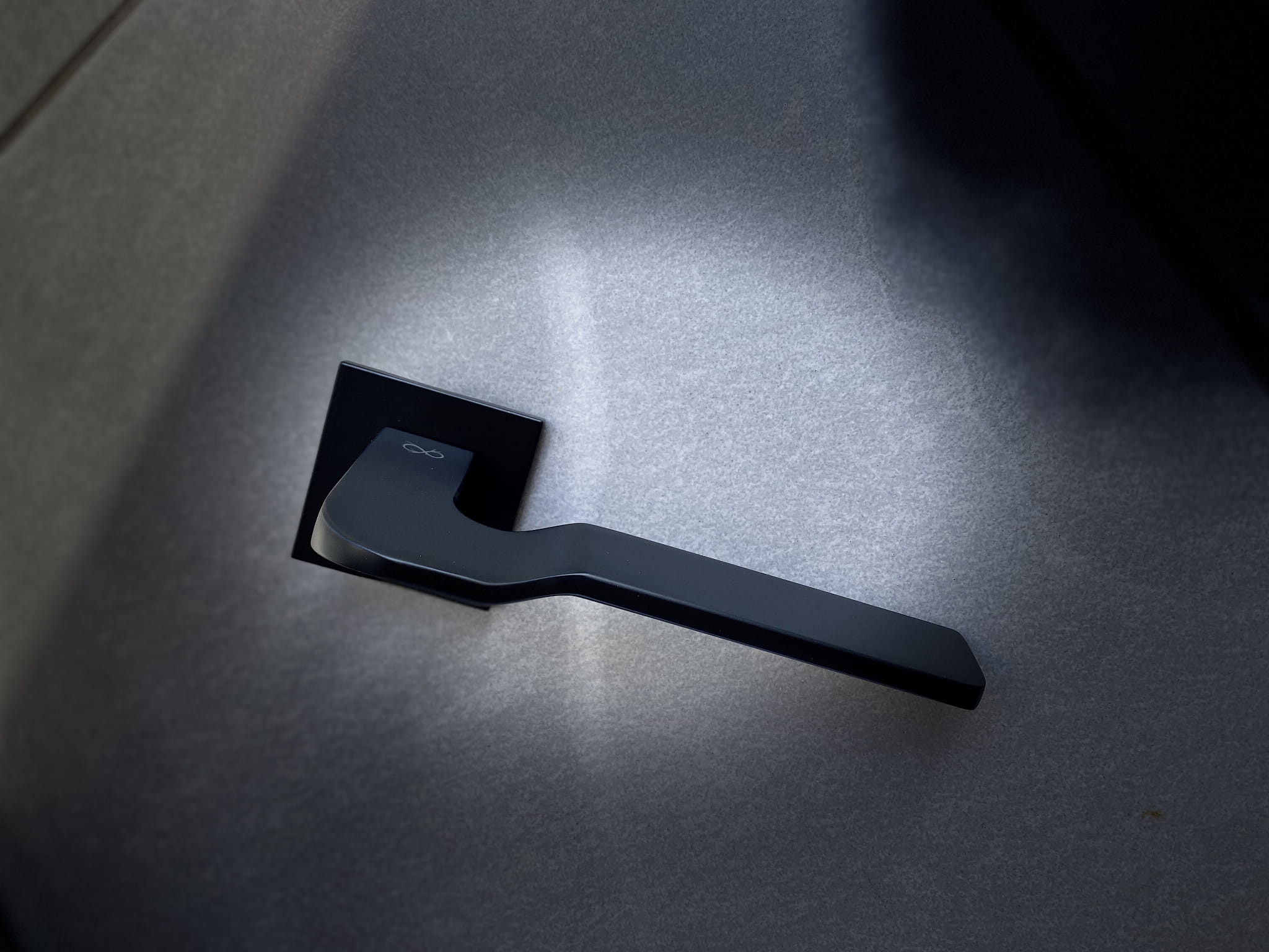 Infinity Line Bali SLIM Schwarz KBLA S B00 - Türgriff auf quadratischer Rosette