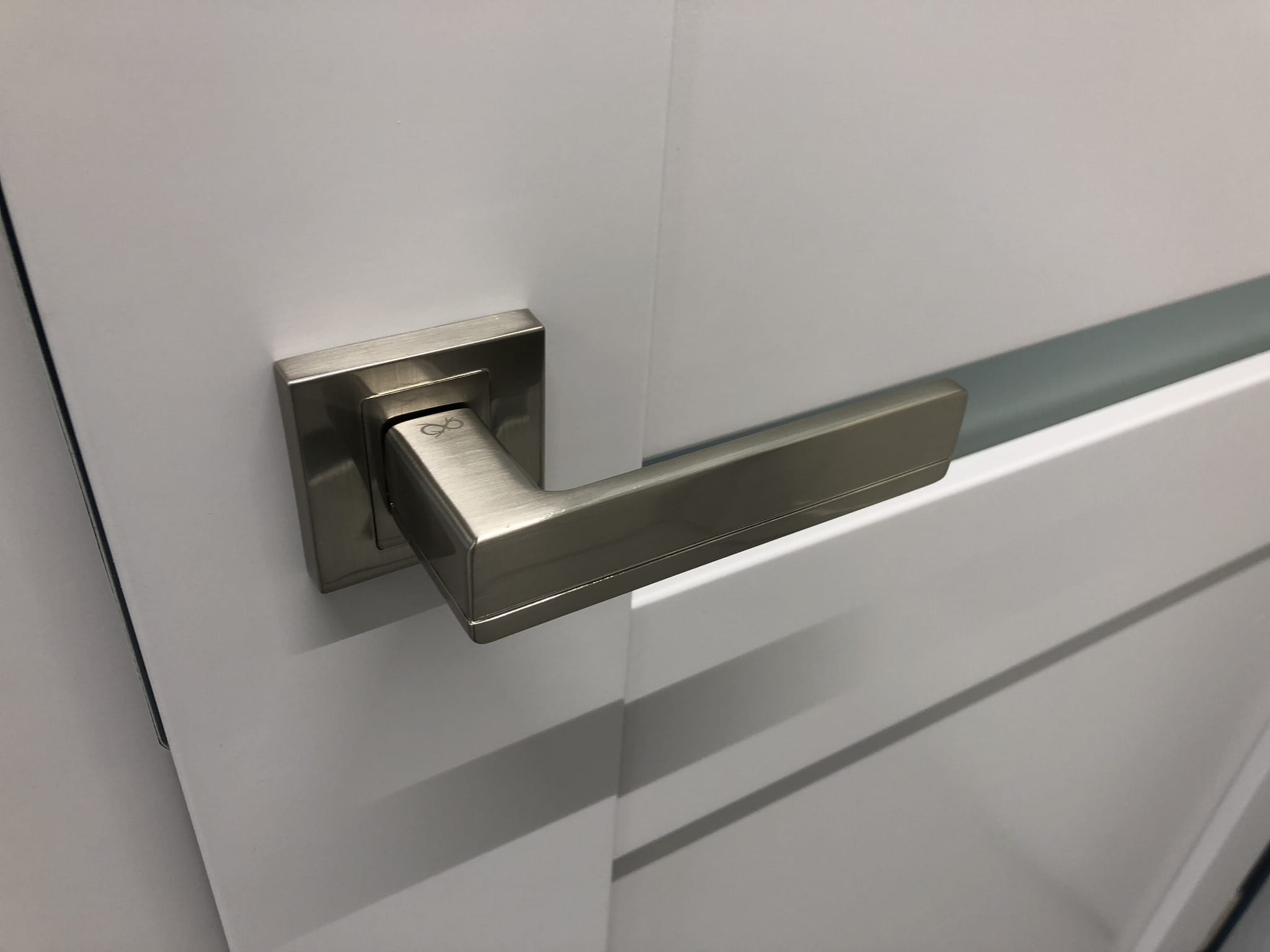 Infinity Line Platon KPL 300 Satin - Türgriff auf quadratischer Rosette