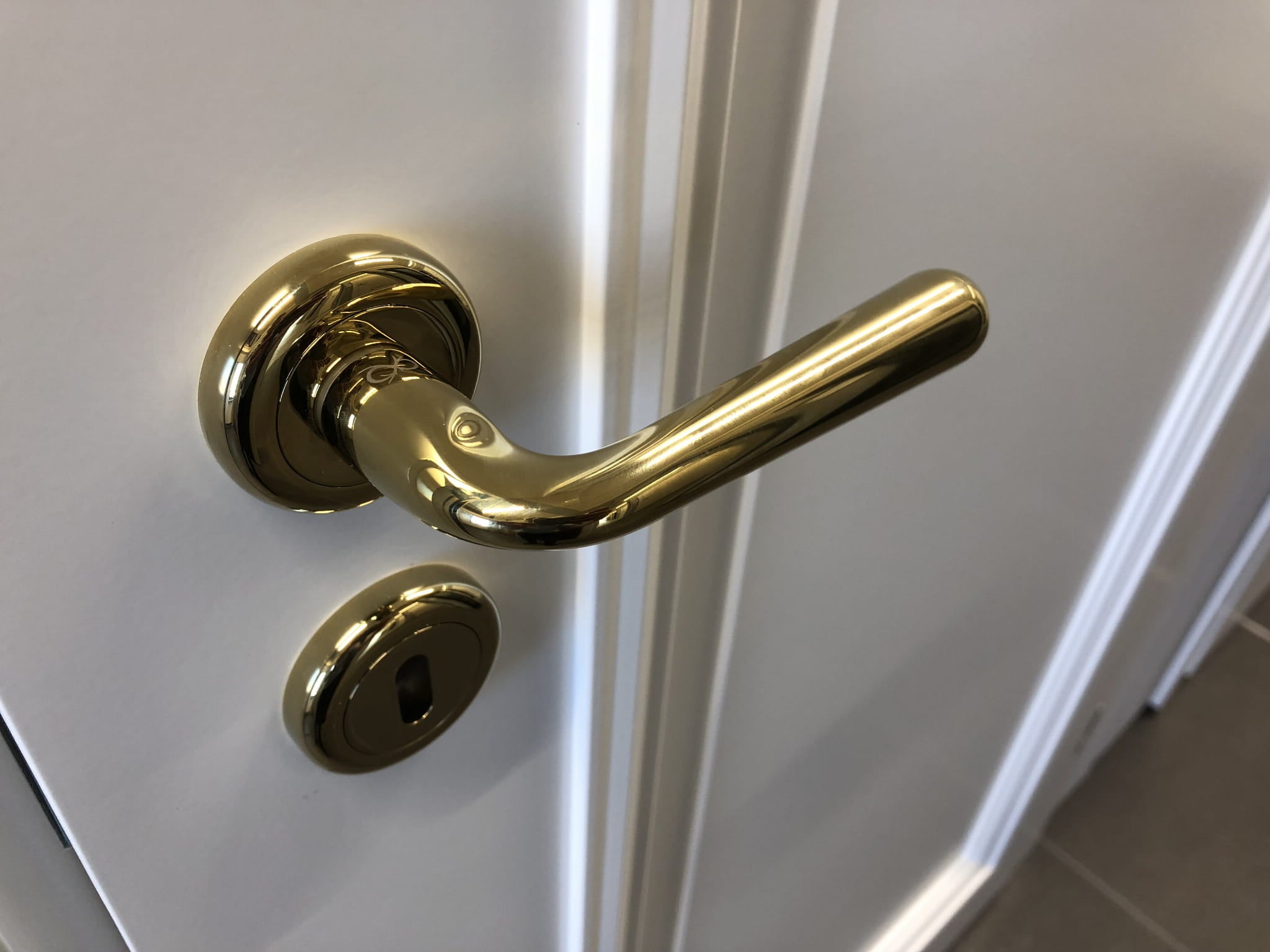 Lea KLE G00 Messing - Türgriff auf runder Rosette