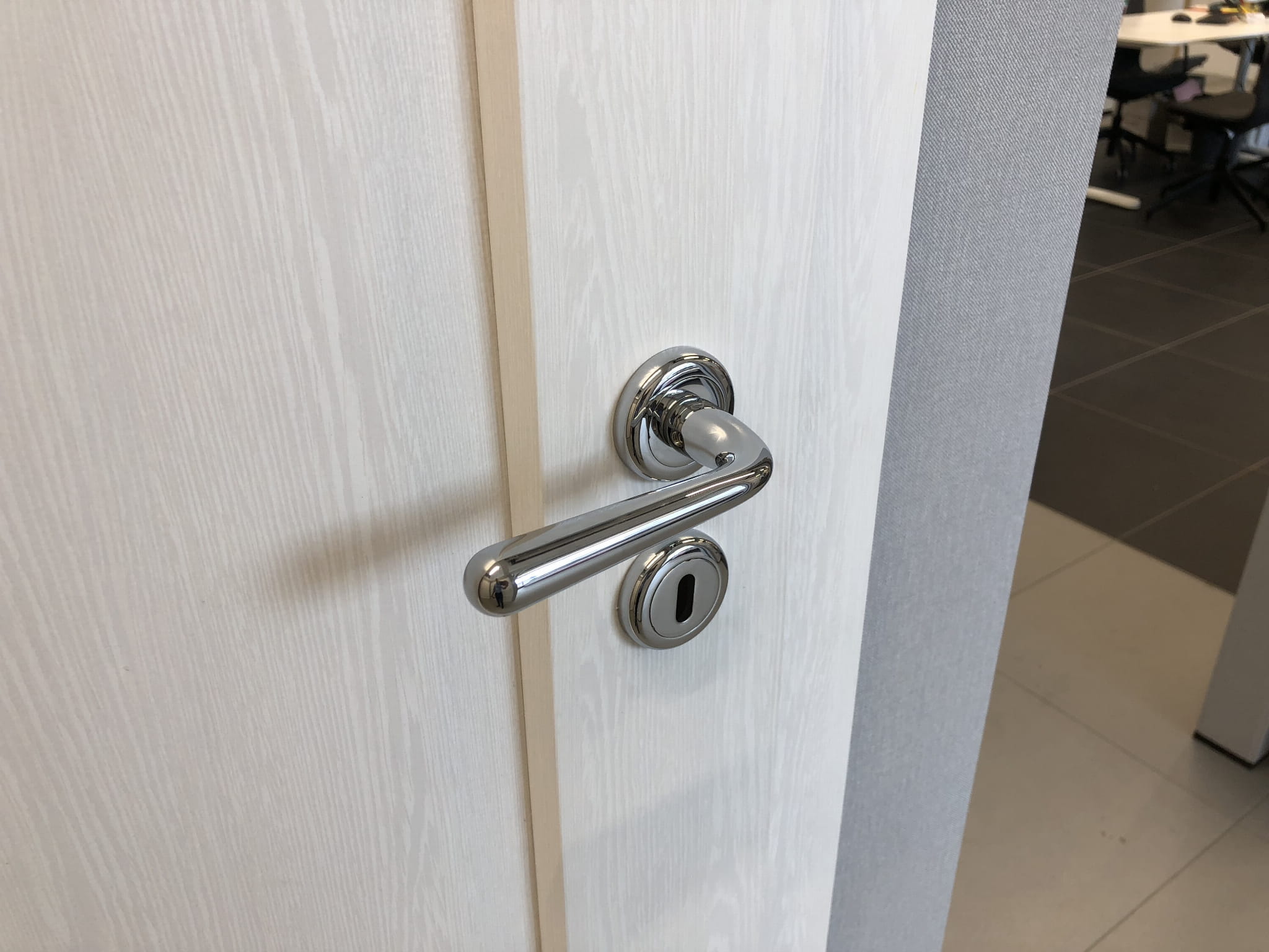 Infinity Line Lea Kle 700 Chrom - Türgriff auf runder Rosette