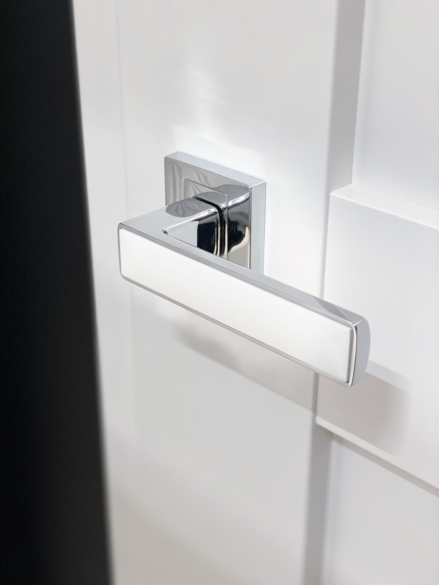 Infinity Line Concept KCK 700/800 Chrom/Weiß - Türgriff auf quadratischer Rosette