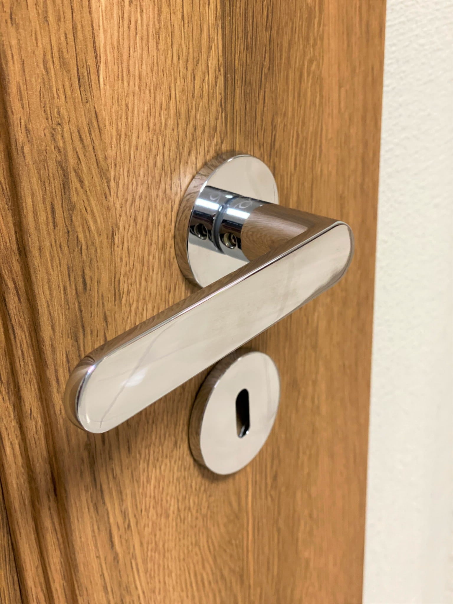 Infinity Line Wenus FIT KWF O 700 Chrom - Türgriff auf runder Rosette