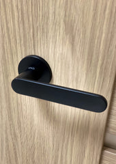 Wenus FIT KWF O B00 Schwarz - Türgriff auf einer Rückplatte