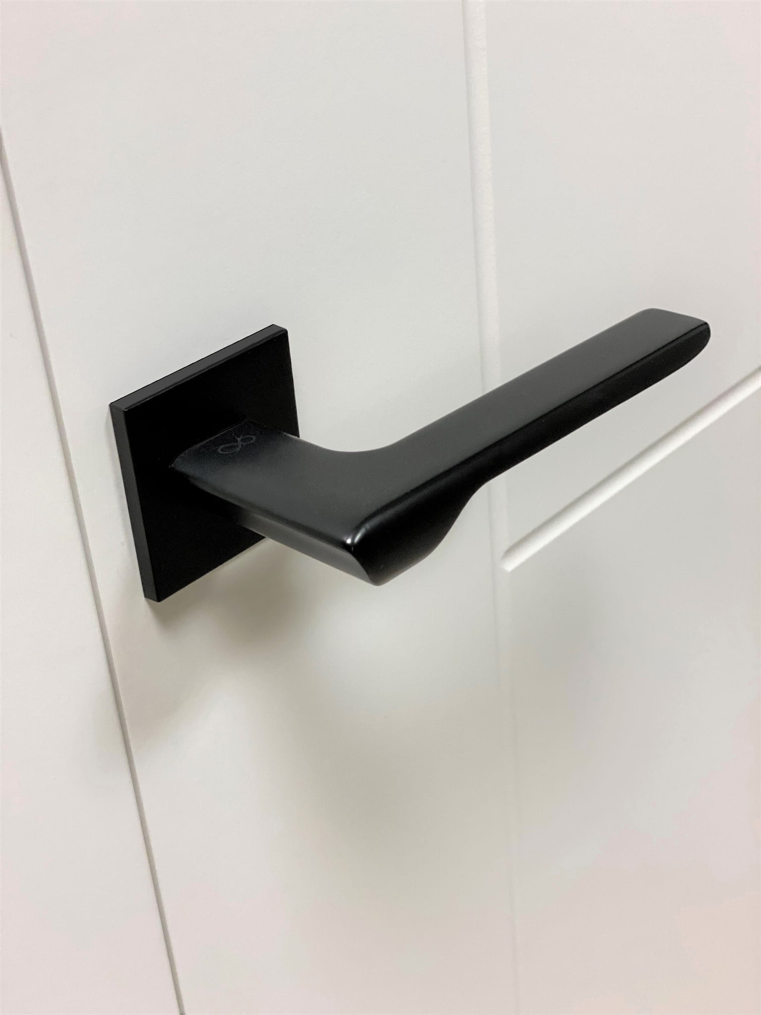 Infinity Line Linea SLIM Schwarz WEDGE S B00 - Türgriff auf quadratischer Rosette