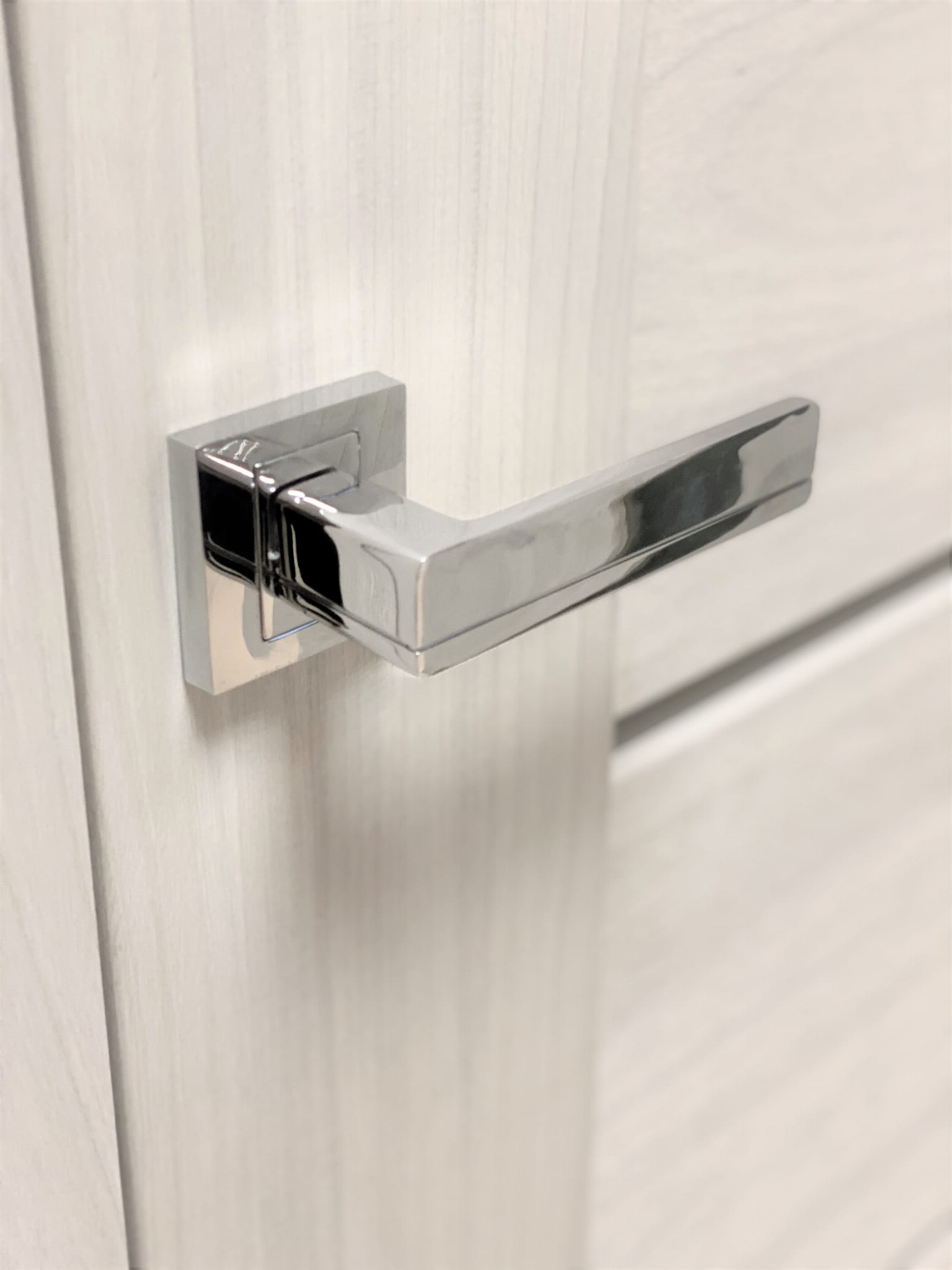 Infinity Line Platon KPL 700 Chrom - Türgriff auf quadratischer Rosette