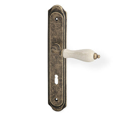 Antik Türgriff auf einer Rückplatte - matte Bronze-/Porzellan-Patina