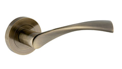 Infinity -Linie Laura Klr 400 Patina - Türgriff auf runder Rosette
